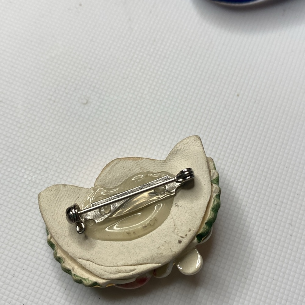 Porcelain Angel pin - Picture 3 of 3